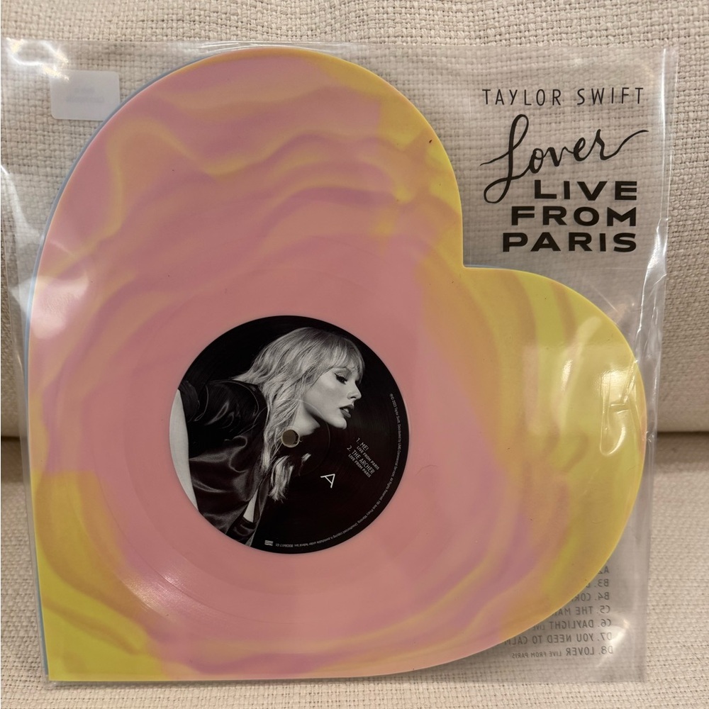 NWT, SEALED! Taylor Swift Lover Live from Paris. 💕
Set of 2 heart-shaped vinyls.